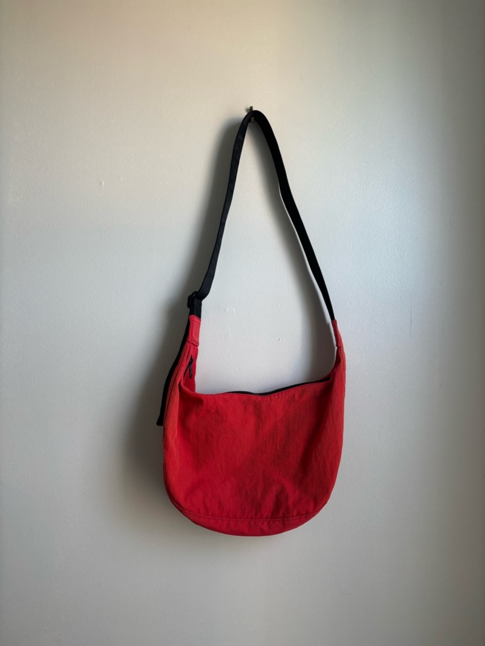 Baggu medium crescent bag candy apple red